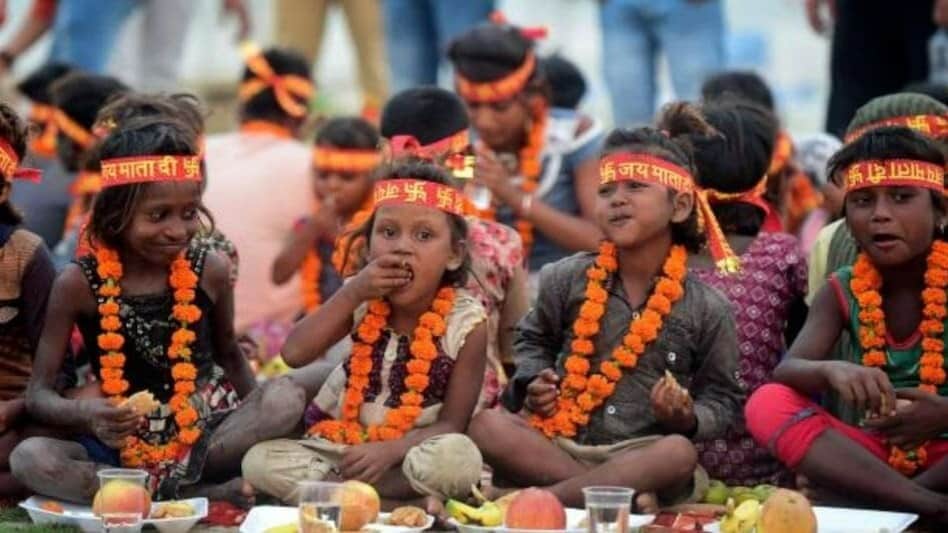 कन्या खिलाने में क्यों साथ बैठाते हैं एक बालक, क्यों कहते हैं उसे लांगुर