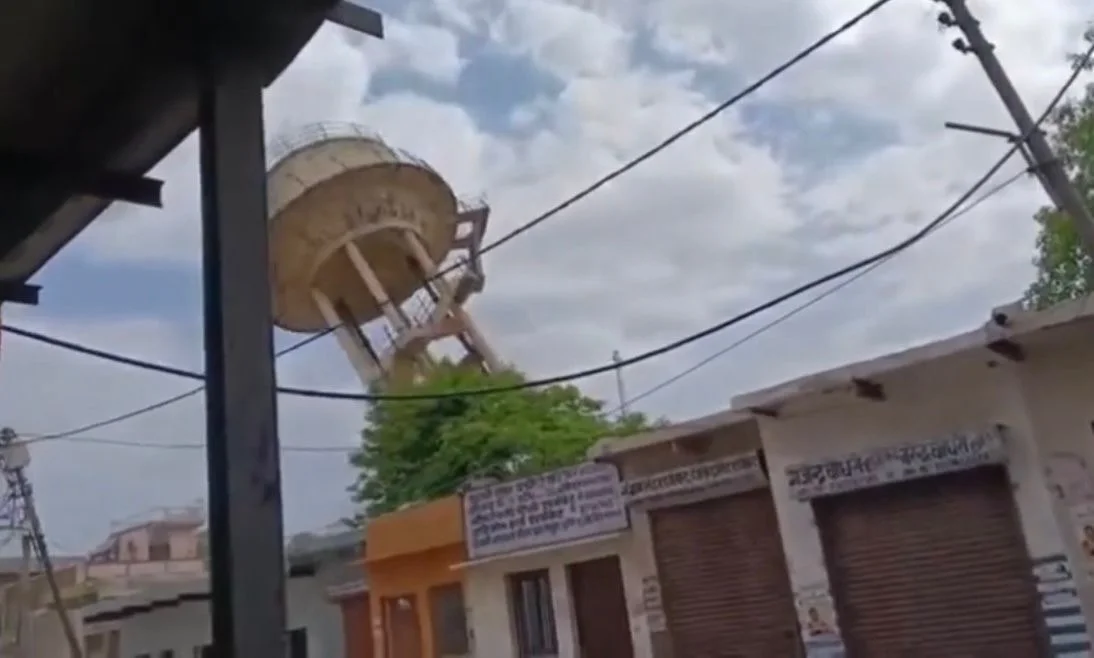 मथुरा- छाता तहसील में जर्जर टंकी ढहाई, कोर्ट परिसर को हुआ नुकसान