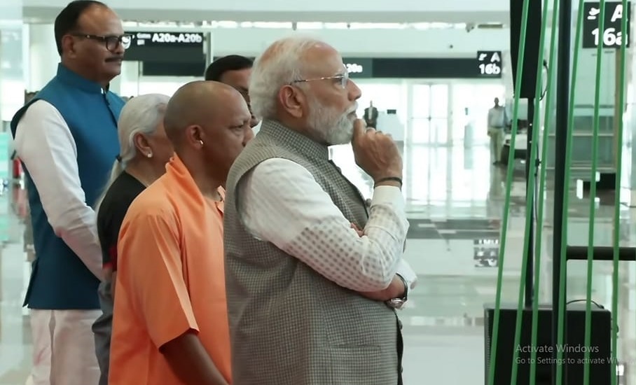 पीएम मोदी ने जनता से मोबाइल की लाइट जलाकर कराया ज़ेवर एयरपोर्ट का उद्घाटन