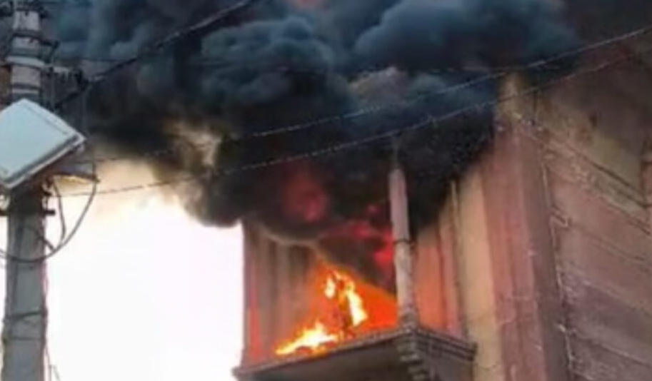 मची अफरा-तफरी- दिल्ली गेट की प्राचीन छतरियों में लगी भीषण आग