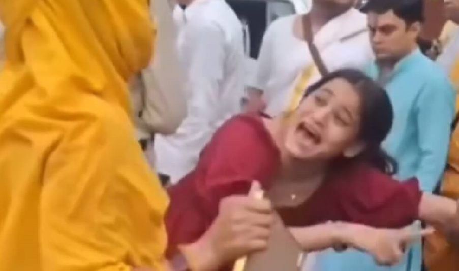 17 साल की लड़की का सड़क पर हंगामा: बोली- बाबा ने मेरे साथ रेप किया