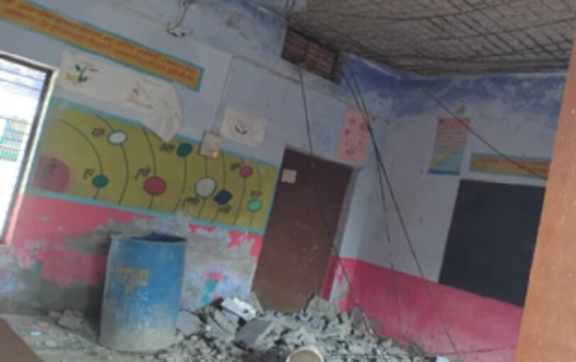 गोवर्धन के गांव के उच्च प्राथमिक विद्यालय की छत का प्लास्टर गिरा