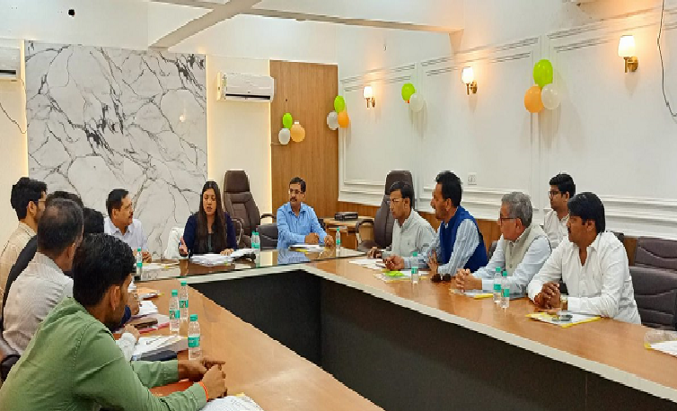 जिला खेल विकास एवं प्रोत्साहन समिति की बैठक में जिलाधिकारी ने खेल परिसरों की व्यवस्थाएं दुरुस्त करने के दिए सख्त निर्देश