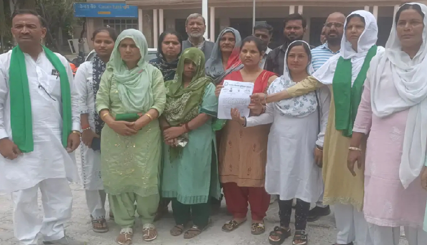 वेतन बढोत्तरी की मांग करने पर तीन श्रमिक महिलाओं को नौकरी से निकाला, कलेक्ट्रेट पर विरोध प्रदर्शन व ज्ञापन