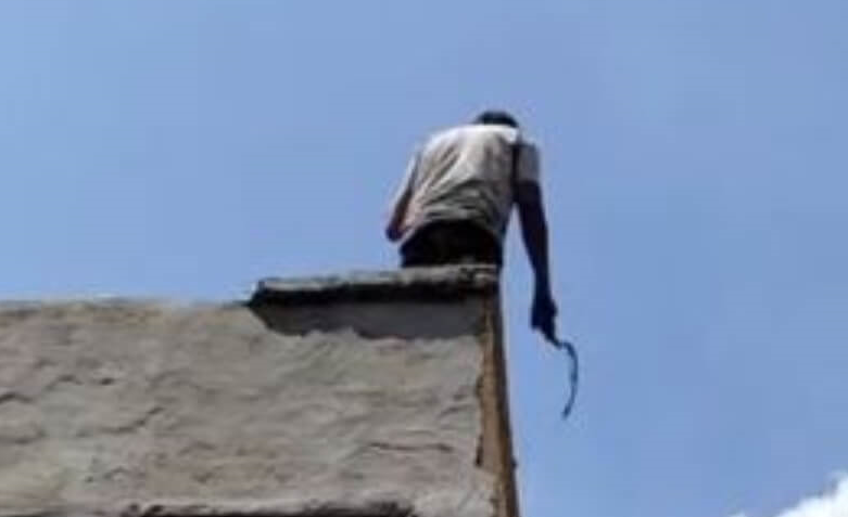 अडींग में दरांती लेकर छत पर चढ़ा व्यक्ति, पुलिस ने उतारा