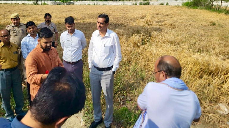 पारदर्शी सर्वे के दिए निर्देश: मथुरा जिलाधिकारी चंद्र प्रकाश सिंह ने  क्रॉप कटिंग व फसल नुकसान का किया निरीक्षण
