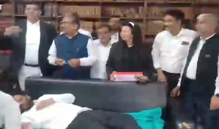 अधिवक्ताओं ने न्यायालय परिसर में किया रक्तदान, रक्त दान से नहीं होता शरीर कमजोर: डॉ विक्रांत तोमर