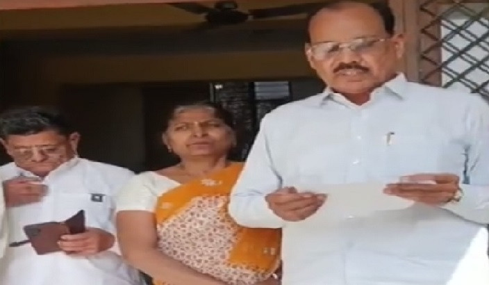 माध्यमिक शिक्षक संघ ने लम्बित प्रकरणों को लेकर डीआईओएस कार्यालय पर किया धरना प्रदर्शन