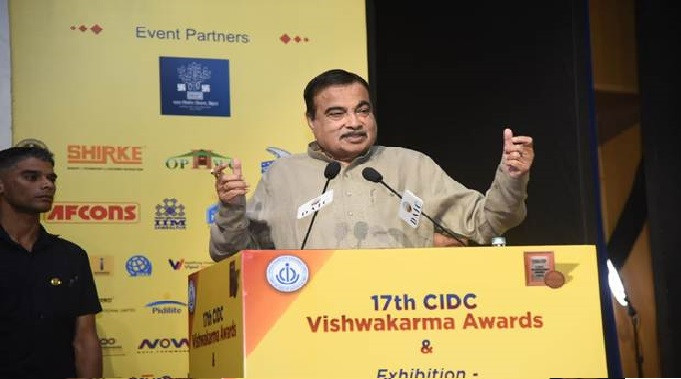नितिन गडकरी ने निर्माण क्षेत्र में वैकल्पिक ईंधन को अपनाने का आह्वान किया