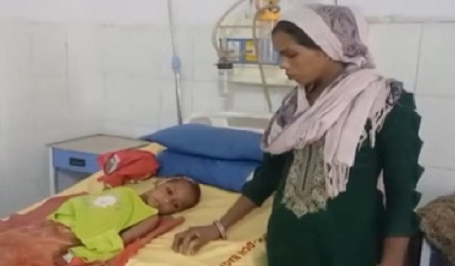 ममतामयी माँ अमृता ने बिजली के तारों व करेंट की चिंगारी की परवाह किये बिना बचाई बेटे की जान