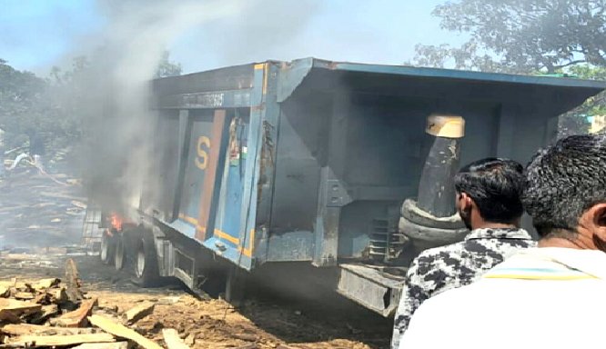 टायर जलकर राख- लाखों के नुकसान की आशंका- बड़ा हादसा टला: शॉर्ट सर्किट से ट्रक में लगी भीषण आग