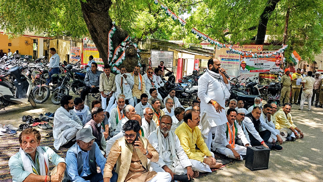कांग्रेस अध्यक्ष के अपमान जनक अभद्र टिप्पणी के विरोध मे जिलाधिकारी के समक्ष कांग्रेस का धरना-प्रदर्शन