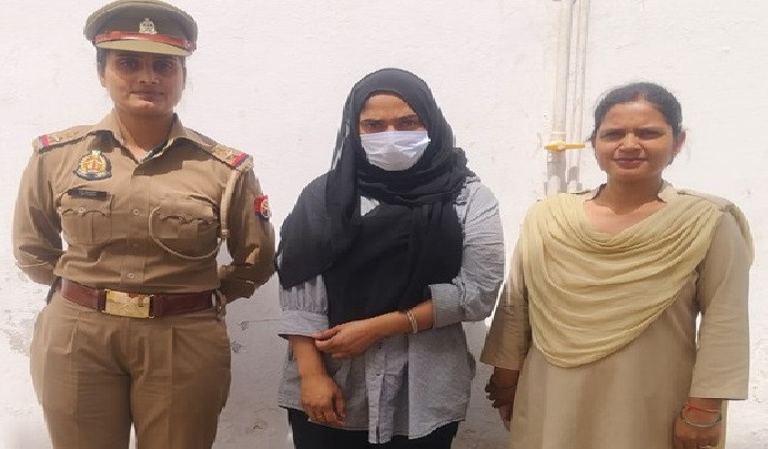 सिपाही पर दुष्कर्म का झूठा केस दायर करने की धमकी देकर ₹ 20 लाख हडपे, धर्म परिवर्तन कराया और जमात में भी ले गये