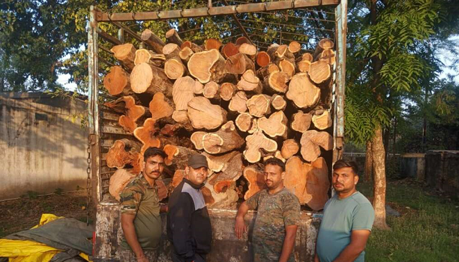वन विभाग की टीम ने अवैध खैर की लकड़ी से भरी एक डीसीएम को पकड़ा