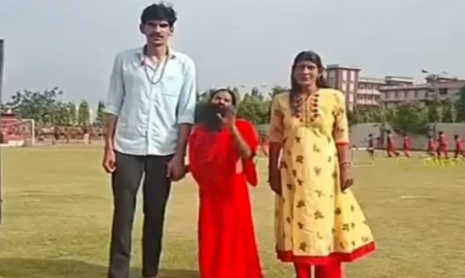 हाइट देख रह गए हैरान: 8 फीट 2 इंच लंबे किशोर करण राठी से मिले योगगुरु रामदेव