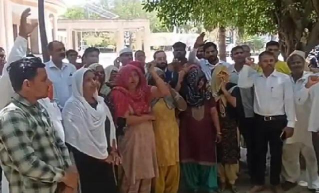 शराब के ठेके के विरोध में ग्रामीणों का गुस्सा फूटा, शटर बंद किया तथा बैनर फाडा, कलेक्ट्रेट पर किया धरना प्रदर्शन