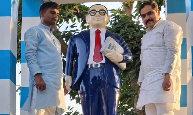 बाबासाहेब डॉ भीमराव अंबेडकर जयंती की पूर्व संध्या पर भाजपाइयों द्वारा माल्यार्पण व श्रमदान