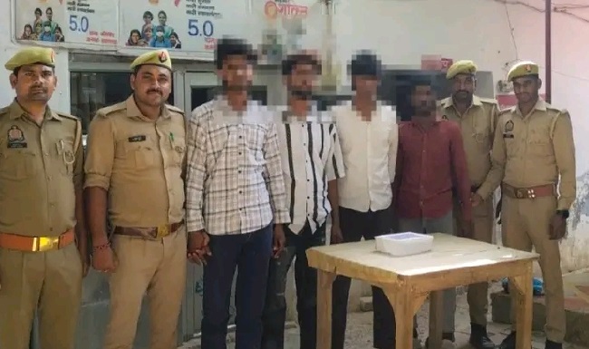 चोरी की बाइक और अवैध देशी बम के साथ चार युवक गिरफ्तार