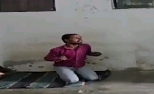 थाने में बैठाए गए युवक के अंदर आया जिन्न,थानेदार ने निकाला पट्टा तो भागा जिन्न