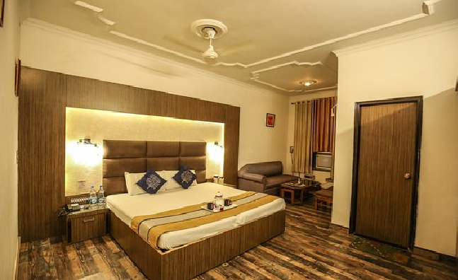 बिना मानकों के चल रहे 98 होटल व रेस्टोरेंट-  मथुरा