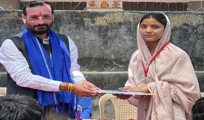 केटी विंग ने दलित बस्तियों में वितरित किये बाबा साहेब अम्बेडकर के चित्र