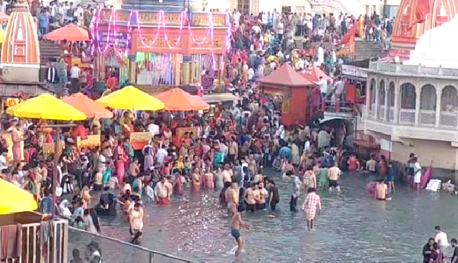  गंगा घाटों पर उमड़ी श्रद्धालुओं की भीड़: बैसाखी पर्व पर हरिद्वार में आस्था का सैलाब