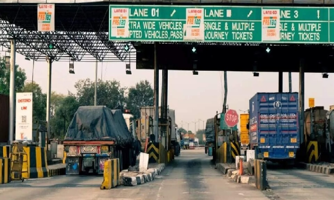 सुरक्षाकर्मी को ट्रक से कुचलने का प्रयास: टोल टैक्स मांगने पर अभद्रता