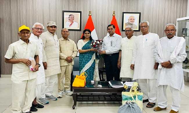 मैडलमैन इलमचन्द तोमर को केंद्र से योगा एवार्ड दिलाने हेतु पैंशनर्स संगठन ने केंद्रीय मन्त्री अनुप्रिया पटेल से की मुलाकात