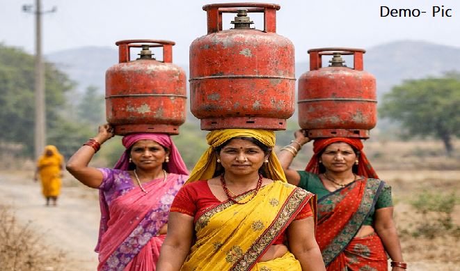  नहीं मिली गैस- सिर पर सिलिंडर रख 3 किमी पैदल चलीं महिलाएं