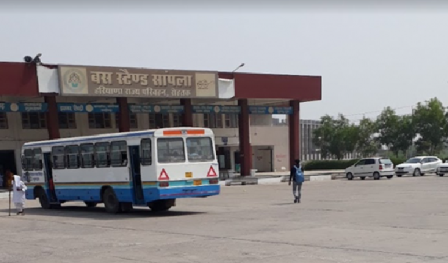 गर्मी में यात्री परेशान: वृंदावन परिवहन निगम के बस स्टेशन  पर पानी न पंखा