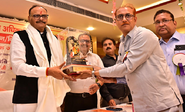 चिकित्सा विभाग की अहम कड़ी हैं फार्मासिस्ट : ब्रजेश पाठक