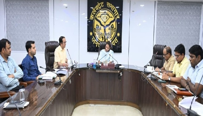 कर -करेत्तर राजस्व संग्रह की समीक्षा बैठक में बडे बकायेदारों पर जिलाधिकारी ने दिए सख्त कार्रवाई के निर्देश