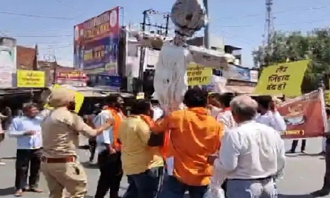 लव जिहाद के विरोध में पुतला दहन करने वाले बजरंग दल कार्यकर्ताओं से सिपाही द्वारा पुतला छीनने का प्रयास व धक्का मुक्की