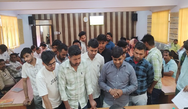 खेकड़ा में स्थानीय निवासी ने पोल लगाकर सार्वजनिक मार्ग को किया अवरुद्ध