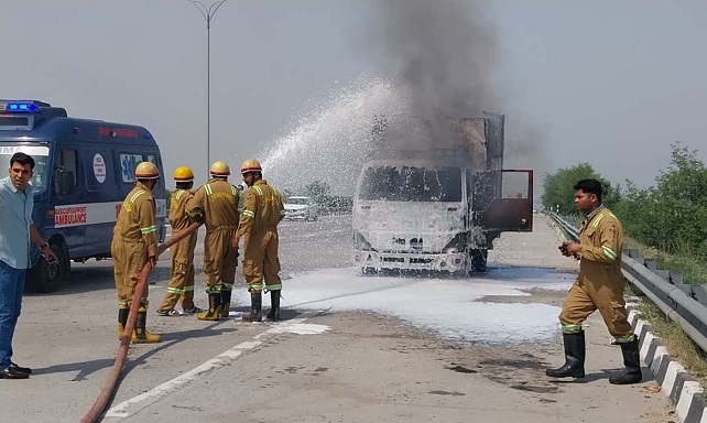 ईपीई पर दौड़ता कैंटर बना आग का गोला, चालक ने कूदकर बचाई जान