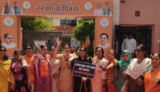 जिलाध्यक्ष हर्षिनी के नेतृत्व में जन आक्रोश महिला सम्मेलन में जयपुर पहुंचे भाजपा कार्यकर्ता 