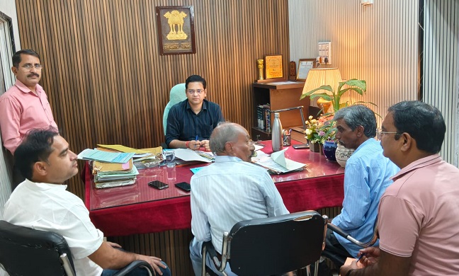 हीट वेव अलर्ट के बीच सीएमएचओ डॉ गुर्जर पहुंचे एसडीएच खेतड़ी: अस्पताल में मरीजों से मुलाकात कर लिया सेवाओं का फीडबैक