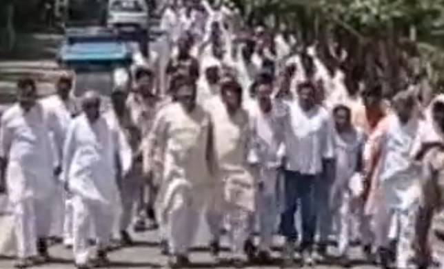 ग्राम प्रधानों व प्रतिनिधियों ने कलेक्ट्रेट तक किया पैदल मार्च, जिलाधिकारी के माध्यम से मुख्यमंत्री को भेजा ज्ञापन 