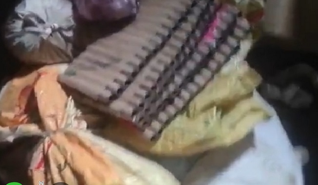 छापेमारी के दौरान पुलिस ने अवैध पटाखा निर्माण के जखीरे सहित एक किशोर को पकडा
