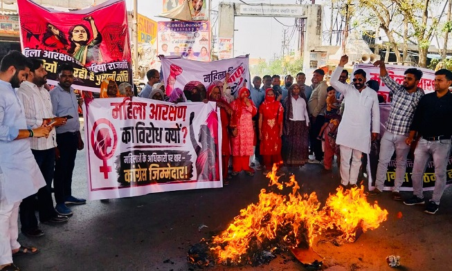 भाजपा की समर्थक महिलाओं ने आरक्षण बिल के विरोध पर कांग्रेस-सपा के पुतले फूंके