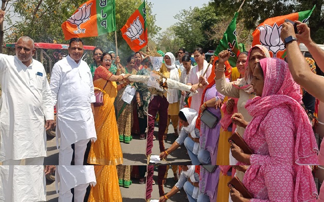 महिला मोर्चा की गोष्ठी में गूंजे कांग्रेस व सपा विरोधी स्वर ,जन आक्रोश महिला पदयात्रा के दौरान विरोधी दलों का किया पुतला दहन