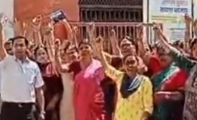 जनगणना कार्य की एवज में अर्जित अवकाश और संबंधित एप के संचालन हेतु टेबलेट की मांग, किया प्रदर्शन