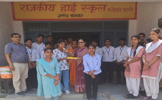फतेहपुर पुट्ठी के राजकीय हाईस्कूल में तनिषा बनी टापर, शतप्रतिशत रिजल्ट पर खिलाई मिठाई