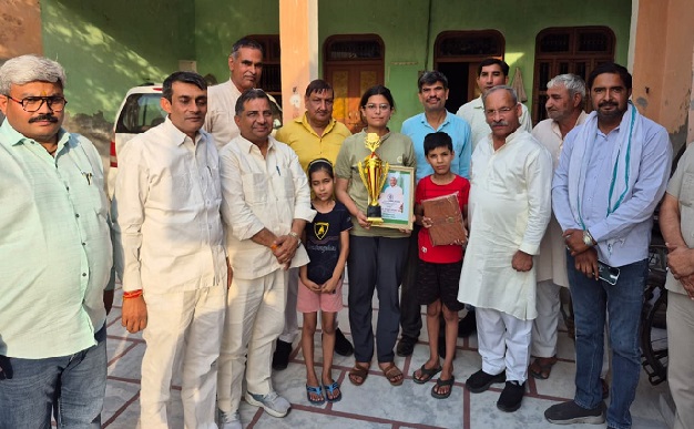 हाईस्कूल की डिस्ट्रिक्ट टापर जानवी जैन को सम्मानित करने पहुंचे सांसद डॉ सांगवान व प्रबंधक उपेंद्र चौधरी