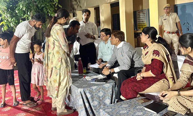 हमीरी कलां में कलेक्टर की रात्रि चौपाल: जल जीवन मिशन में लापरवाही पर सख्ती, अतिक्रमण हटाने के निर्देश