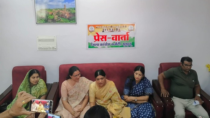 जिस कांग्रेस पार्टी ने ही देश को पहली महिला प्रधानमंत्री,राष्ट्रपति,लोकसभाध्यक्ष दिये और पाँच बार संगठन की कमान महिला को सौंपी