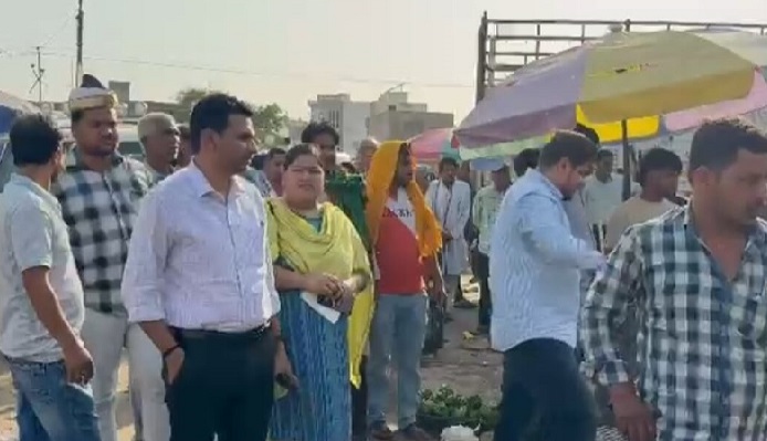 मंडी प्रशासन के मंडी परिसर में फुटकर ठेल एवं फड़ विक्रेताओं पर कार्रवाई करने के बावजूद कोई असर नहीं 