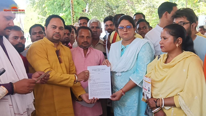 पीलीभीत के विभिन्न हिन्दू संगठनों ने मिलकर गाय को राष्ट्रमाता घोषित करने हेतु पीलीभीत के सदर एसडीएम को उत्तरप्रदेश के मुख्यमंत्री के नाम सौंपा 