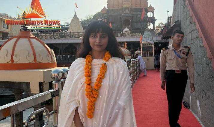 Actress Krishna Gautam Takes Blessings at Mahakal Temple in Ujjaiin