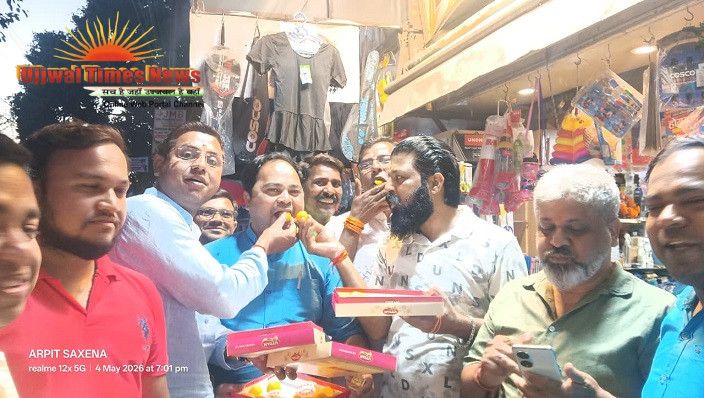पश्चिम बंगाल में बीजेपी की जीत पर पीलीभीत में जश्न, बांटी मिठाई दागे पटाखे